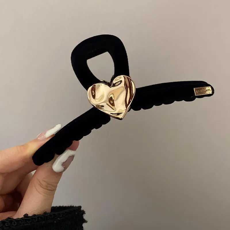 New Black Velvet Heart Hair Clip for Women Temperament Hair Claw Clips Large Size Hairpin Franch Girl Winter Hair Accessories Z250707