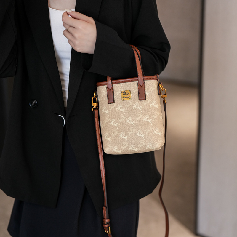 Designer 2025 New for Women High-End Feel Elegant Small Crossbody Phone Fashion Shoulder Light Luxury Women's Bag