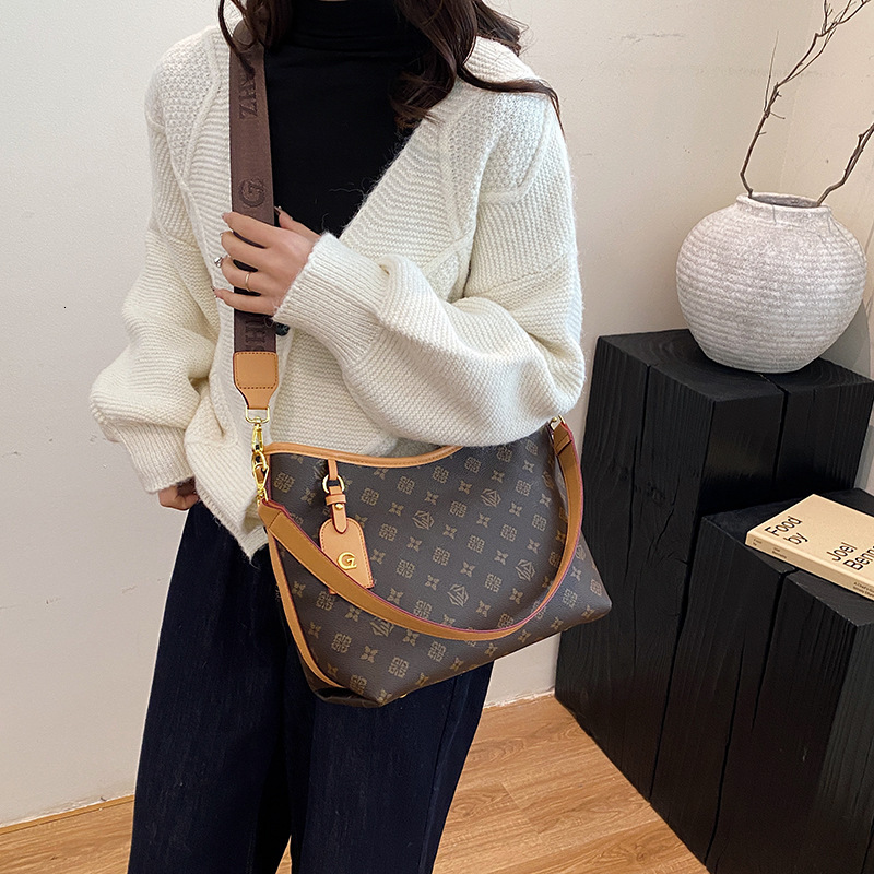 Designer High-End Large Capacity for Women 2025 New Style Elegant Underarm Tote Wide Strap Single Shoulder Crossbody Light Luxury Women's Bag