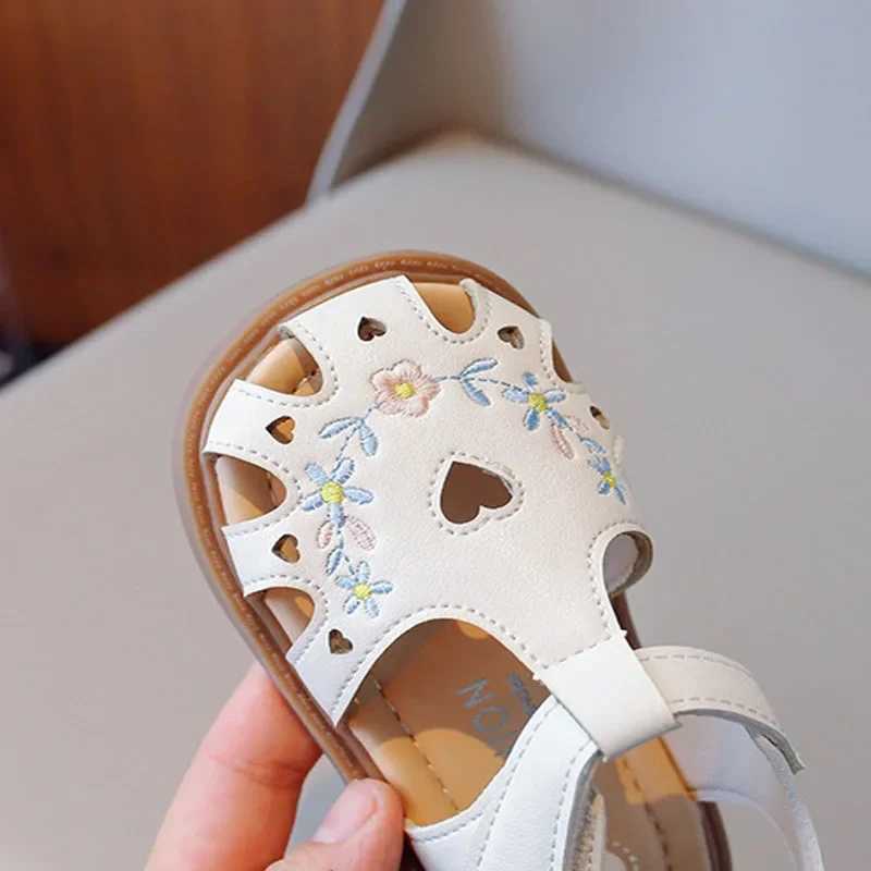 2024 Kid Shoe Girl Soft Soles Casual Shoe Fashionable Princess Shoes New Flower Embroidery Beach Shoes Love-Shape Girl Sandals R250707