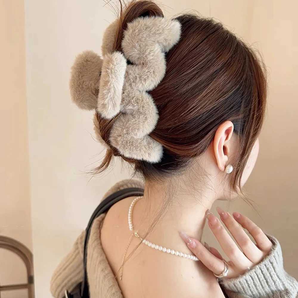 14cm Large Hair Claw Fashion Plush Big Crab Hair Clip For Women Back Clip For Thick Hair Cute Plush Ponytail Hair Accessories Y250707