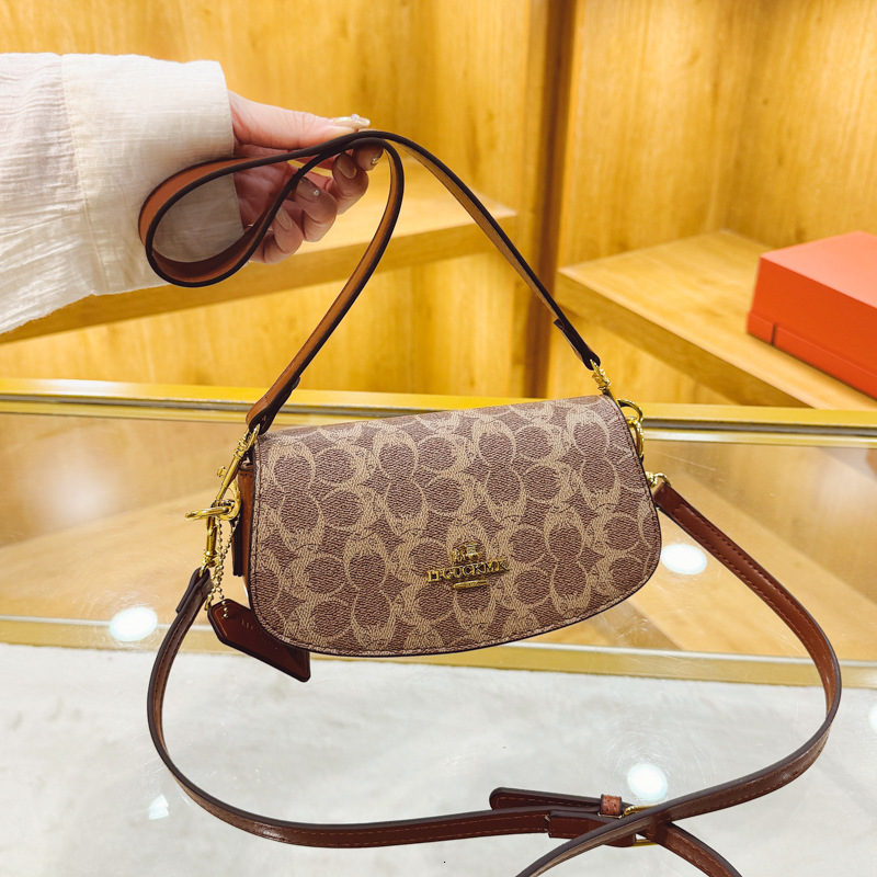 Designer High-End Feel for Women 2025 New Versatile Fashion Elegant Underarm Single Shoulder Baguette Crossbody Light Luxury Women's Bag