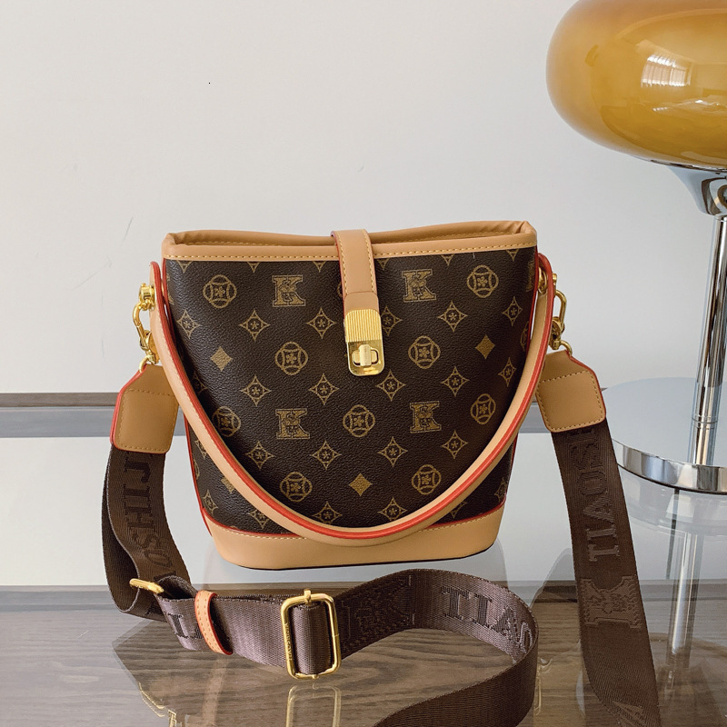Designer 2025 New Printed Bucket Handbag Large Capacity Crossbody Shoulder for Women Light Luxury Women's Bag