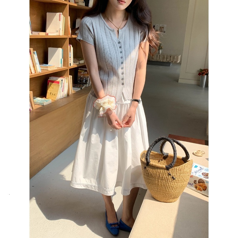 2025 Summer new women's T-shirt new French V-neck slim fit short sleeved knitted cardigan new designer T-shirt new elegant sexy designer short sl