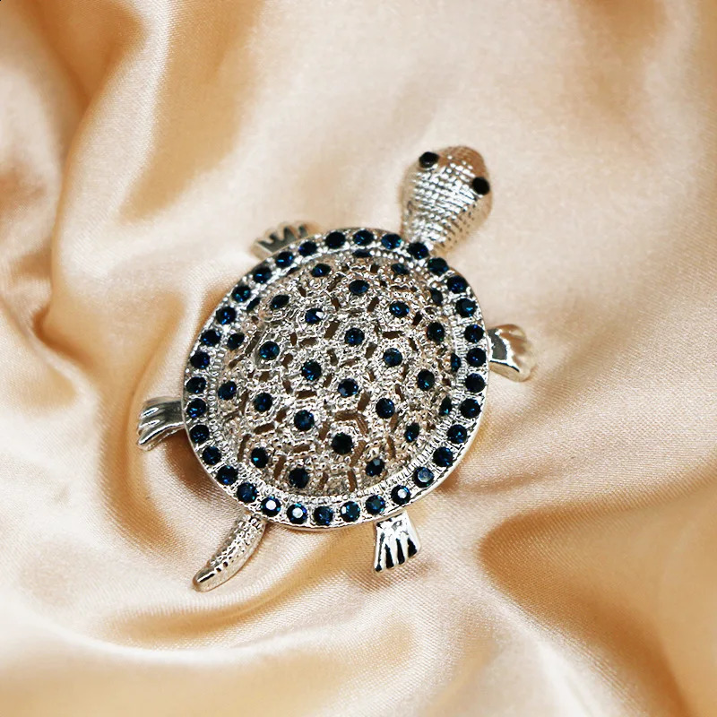 Delicate Crystal Hollow Turtle Brooches for Women Exquisite Shiny Tortoise Pins Party Sea Animal Jewelry Gifts 250625