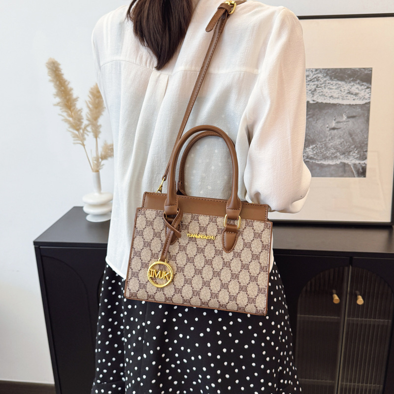Designer 2025 New Printed Commuter Tote Versatile Elegant Handbag Shoulder Crossbody Light Luxury Women's Bag