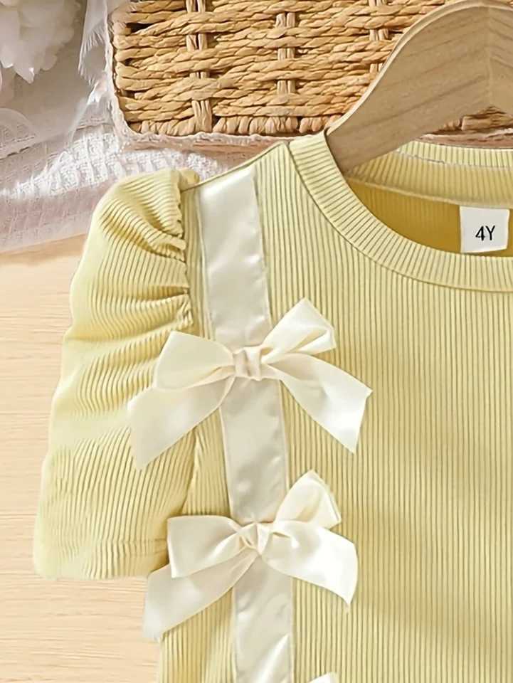 A simple and cute summer girl with a yellow bow round neck and short sleeves R250707