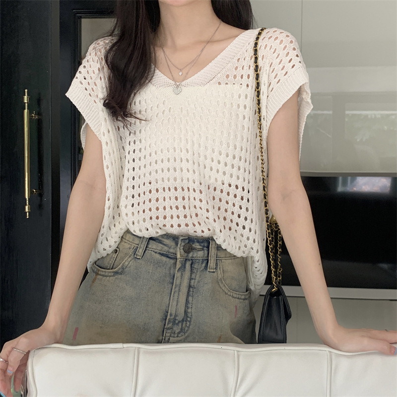 2025 Summer new women's T-shirt lazy style new shirt hollow V-neck knitted cover shirt short sleeved vest novel designer T-shirt