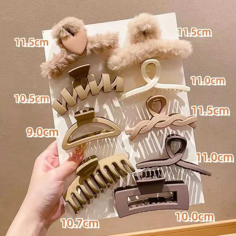 Stylish Hair Clips for Women- Large Autumn/Winter Claw Clip Set with Plush Fabric for Creating Elegant Updos and Chic Hairstyles Z250707