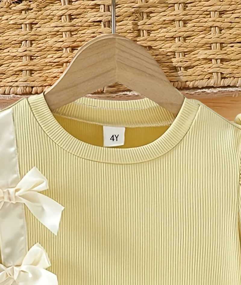 A simple and cute summer girl with a yellow bow round neck and short sleeves R250707