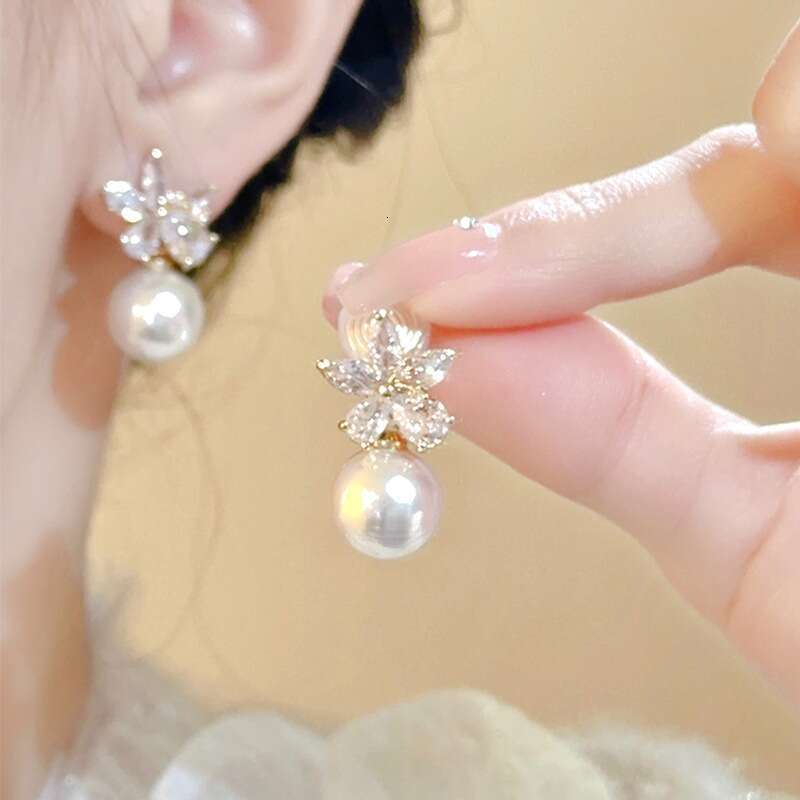 DHcollections Summer Zircon Flower for Women, Light , Niche, High-End, Simple, Elegant Pearl Earrings