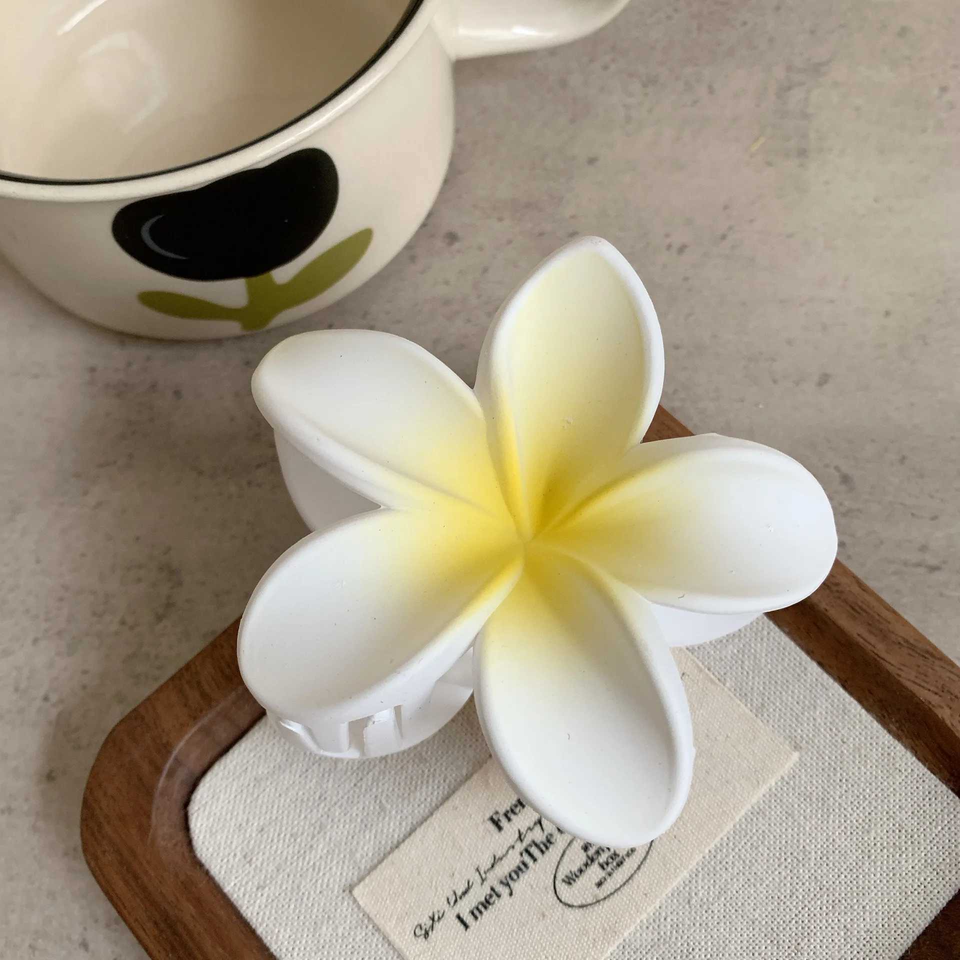 Fashion Frosted Egg Flower Hair Claw Clip Shark Hairpin Barrettes Ponytail Holder Summer Beach Hair Glamp Head Accessories Women Y250707