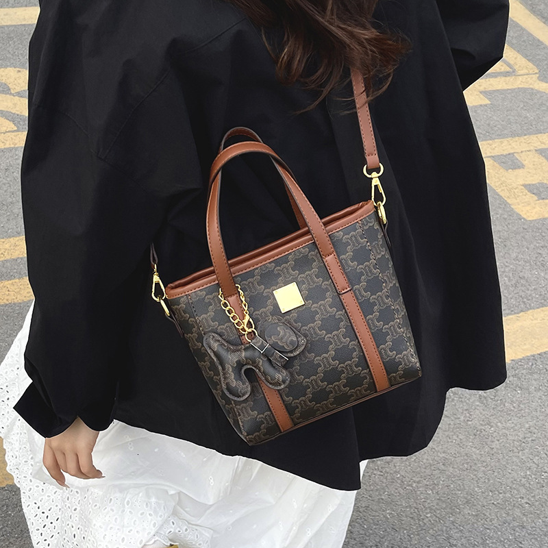 Designer High-End Feel for Women 2025 New Trendy Bucket Versatile Elegant Fashionable Shoulder Crossbody Light Luxury Women's Bag