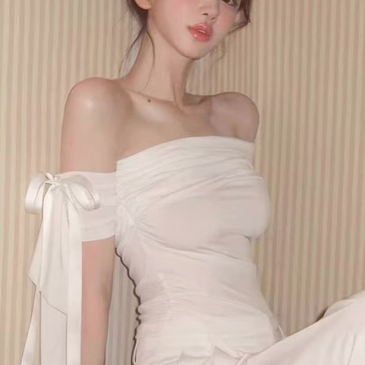 2025 Summer new women's T-shirt niche spicy girl style single shoulder off shoulder ruffled irregular sleeves slim fit short sleeved top new desi
