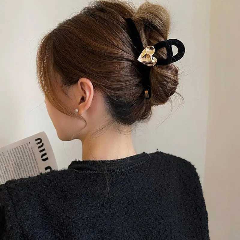 New Black Velvet Heart Hair Clip for Women Temperament Hair Claw Clips Large Size Hairpin Franch Girl Winter Hair Accessories Z250707