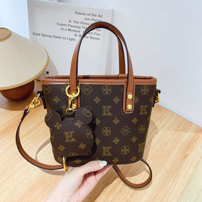 Designer 2025 New High-Quality Texture Bucket Fashionable Elegant Versatile Basket Shoulder Crossbody Light Luxury Women's Bag