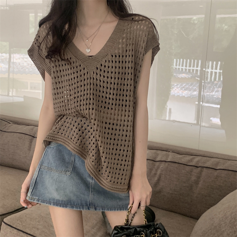 2025 Summer new women's T-shirt lazy style new shirt hollow V-neck knitted cover shirt short sleeved vest novel designer T-shirt