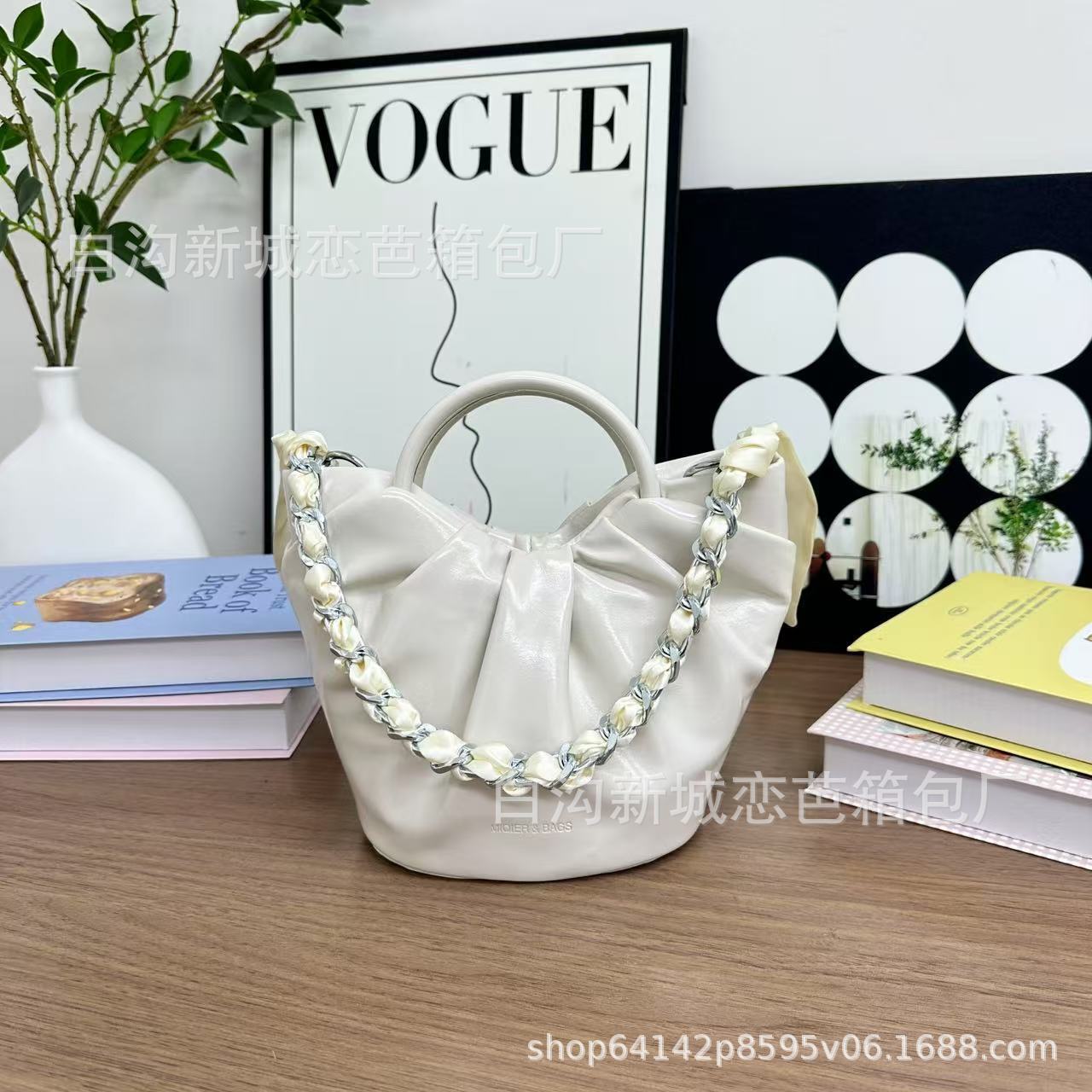 Designer Pleated Bucket 2025 Summer New Fashion Ladies Chain Crossbody Scarf Handheld Shoulder Light Luxury Women's Bag