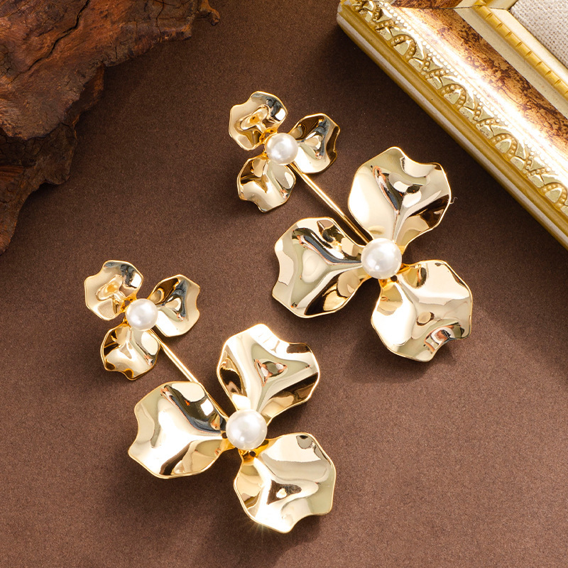 Fashion Exaggerated Gold Large Flower Pearl Light Elegant High-end Fashionable Sier Needle Earrings