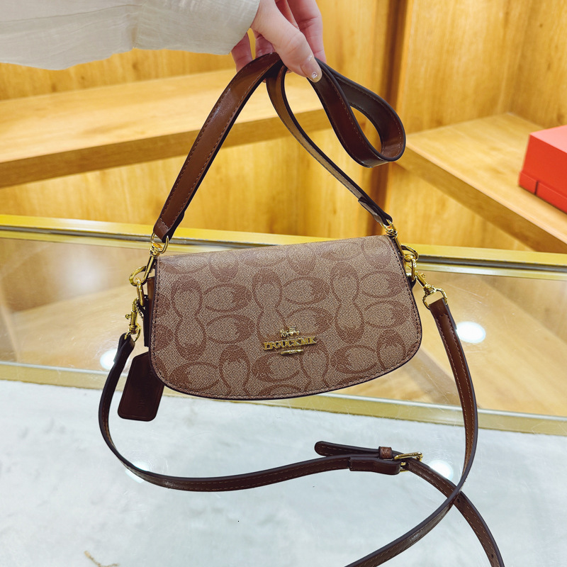Designer High-End Feel for Women 2025 New Versatile Fashion Elegant Underarm Single Shoulder Baguette Crossbody Light Luxury Women's Bag