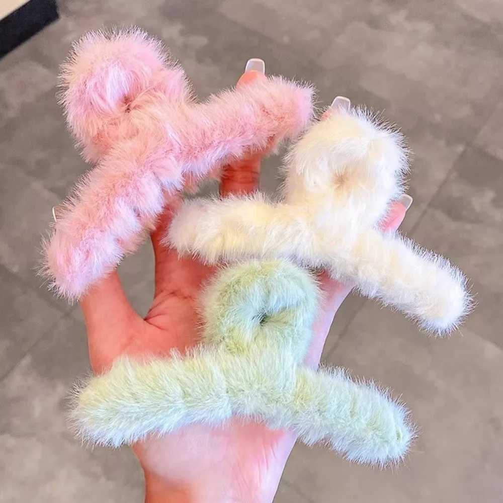 Winter Faux Fur Hair Claws for Women Elegant Acrylic Crab Barrette Hairpin Girls Hair Accessories Furry Headwear Hair Claw Clip Z250707