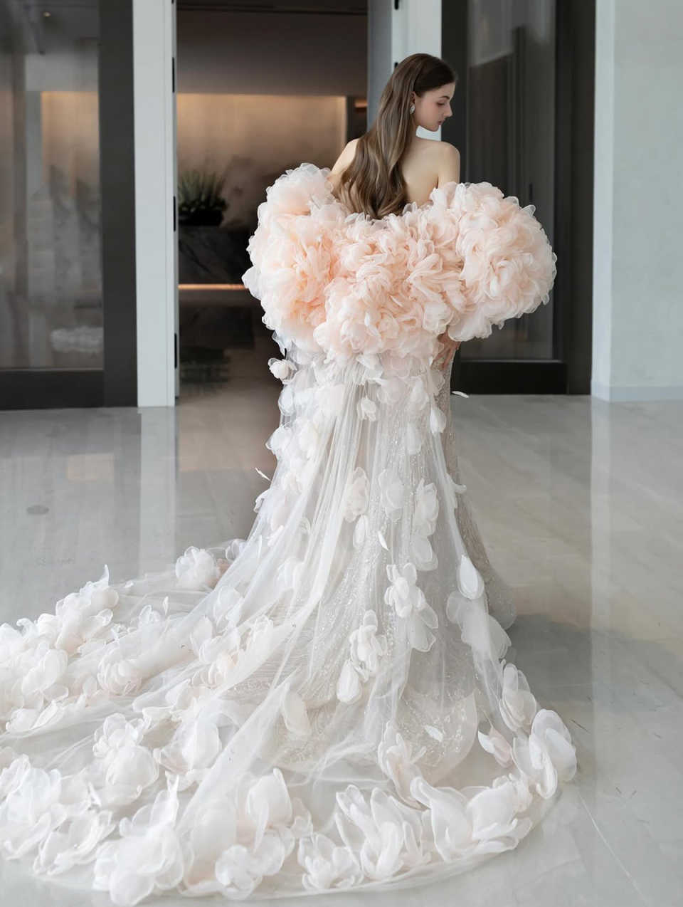 Gorgeous Strapless Customized Evening Dresses Elegant Sequined Lace Prom Dress Floor Length Party Gown with Ruffle Train