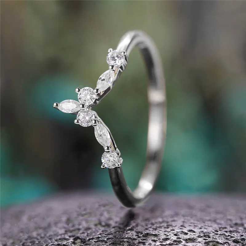 New 925 Sterling Silver Bridal Rings for Women Wedding Ceremony Party Fancy V Design Ring Dazzling CZ Stone Female Jewelry Gifts XJ250707