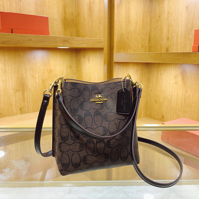 Designer High-End Feel for Women 2025 New Fashion Large Capacity Handbag Bucket Shoulder Crossbody Light Luxury Women's Bag
