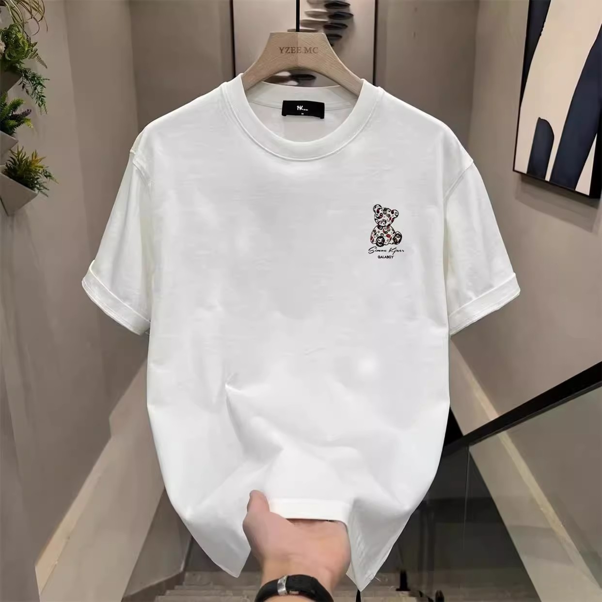 free shipping for man The new summer men's printed T-shirt made of pure cotton is trendy and versatile with a round neck
