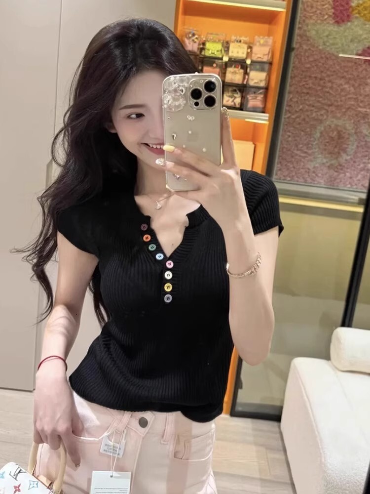 2025 Summer new women's T-shirt color button V-neck knitted short sleeved women's T-shirt summer new slim fit knitted top new designer T-shi
