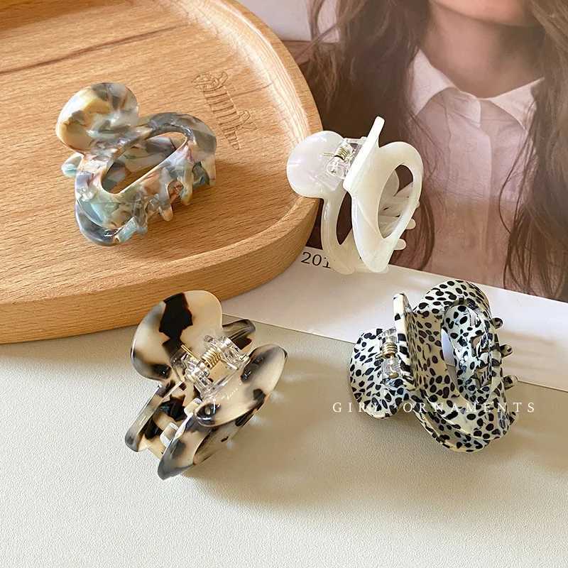2022 New Women Hair Claw Small 4.5cm Acetate Hair Clips Elegant Colorful Hollow Out Claw Clip Girls Hair Accessories Hairpin Y250707