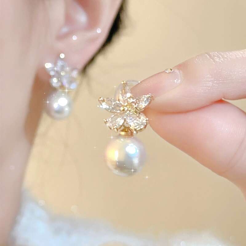 DHcollections Summer Zircon Flower for Women, Light , Niche, High-End, Simple, Elegant Pearl Earrings