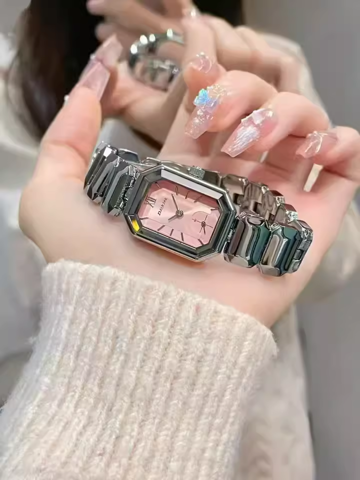 Chic Feminine Chron… - image