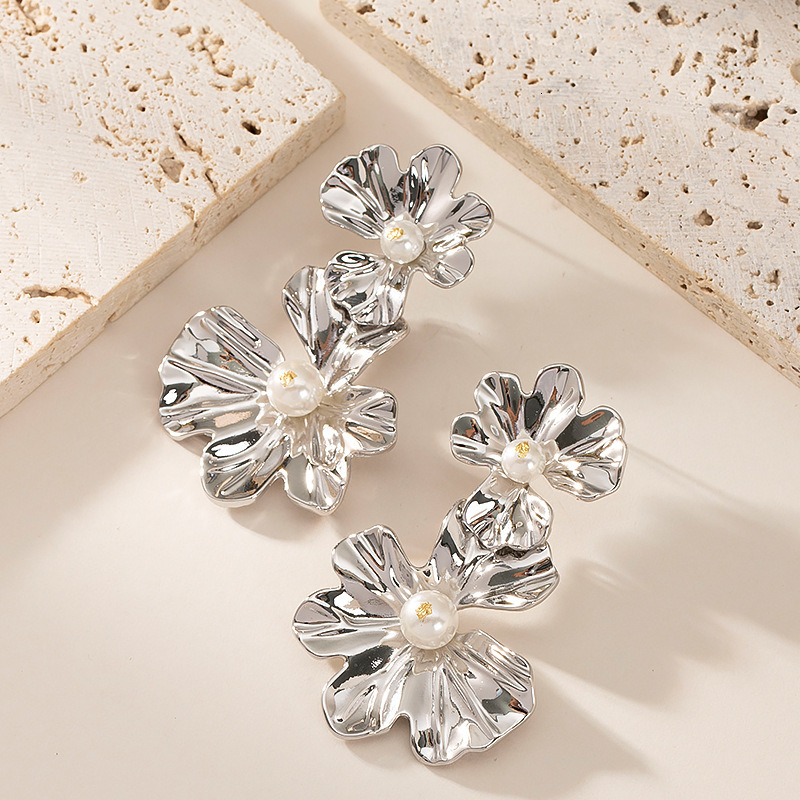 Fashion Exaggerated Texture Flower Pearl Earrings for Women High-end Elegant Slimming Sier Needle Ear Jewelry