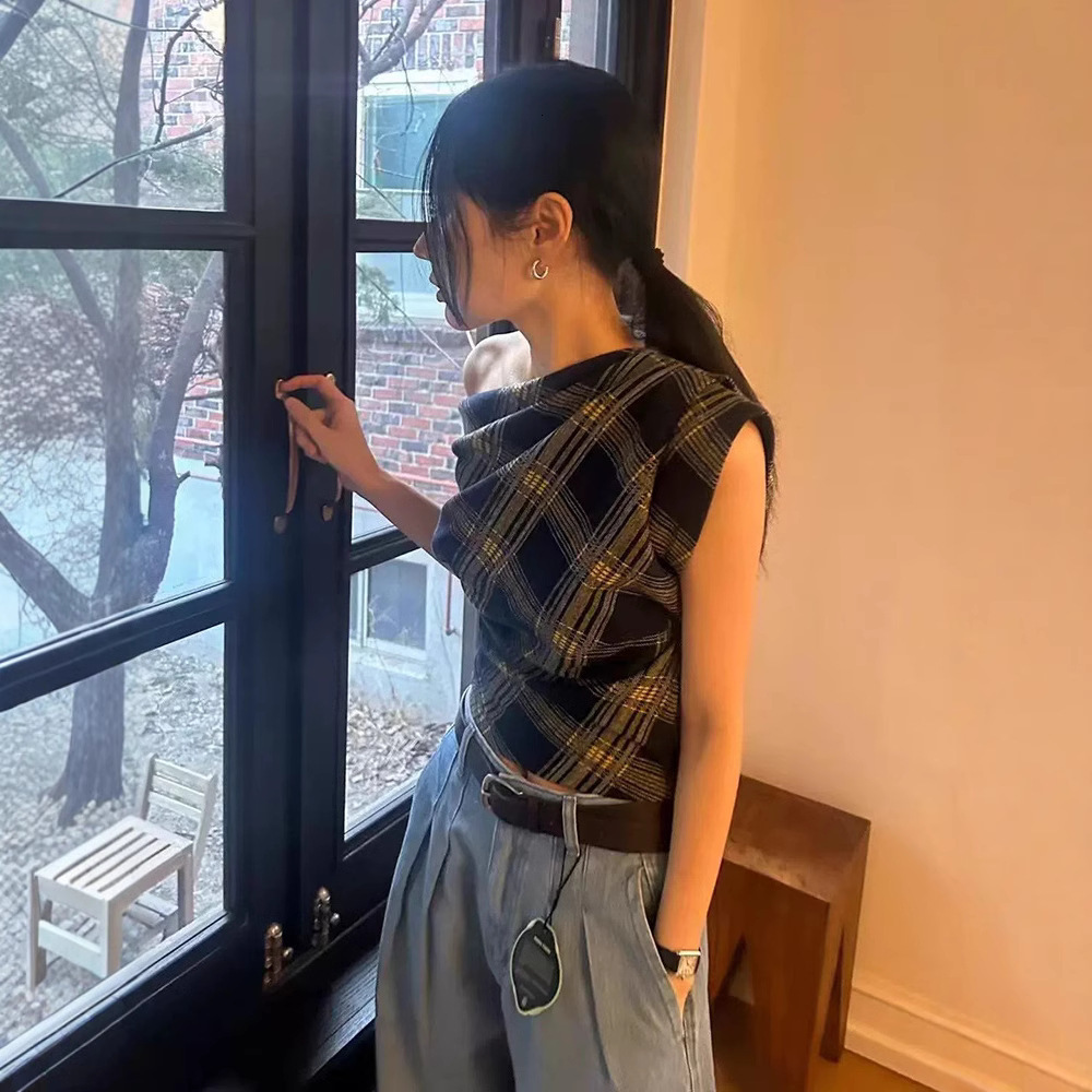 2025 Summer New Women's T-shirt Off Shoulder Waist Strap Grid Short Sleeve Korean Style Slim Fit Niche Design New Designer T-shirt