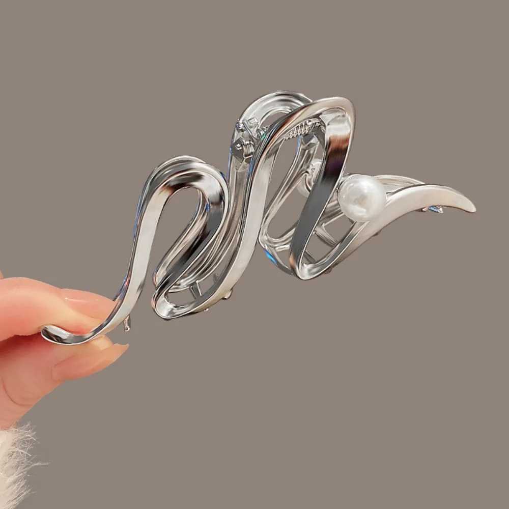 Fashion Large Geometric Wave Hair Claw Trendy Hair Clip Metal Pearl Hairpin Party Hair Accessories For Girls Women Headwear Gift Y250707