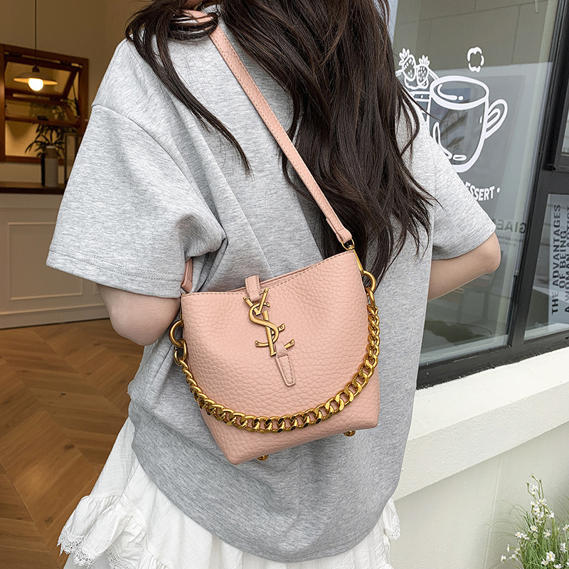 Designer High-End Feel for Women 2025 New Fashion Versatile Bucket Niche Design Simple Casual Shoulder Crossbody Light Luxury Women's Bag