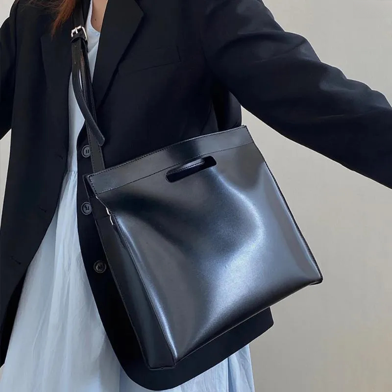 Elegant PU Leather Messanger Bag for Professional Women: Spacious Shoulder & Tote Hybrid Style Handbag