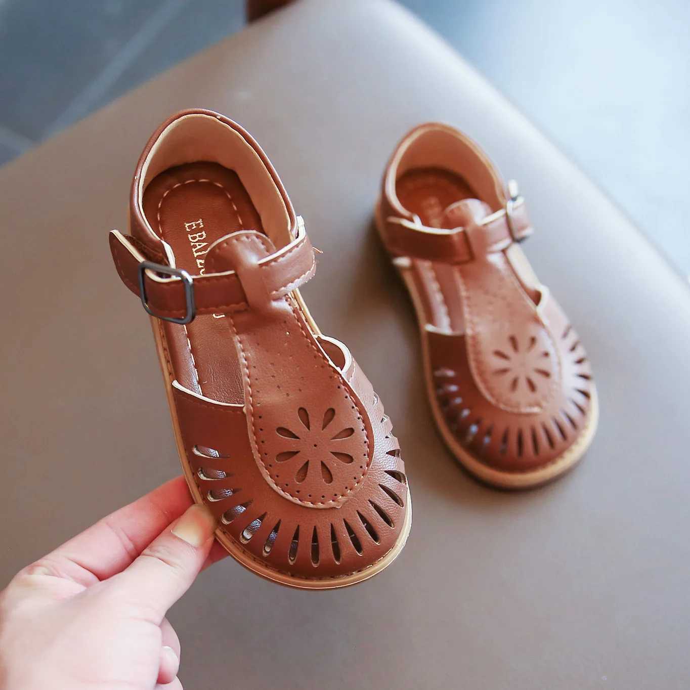 2023 New Girls Sandals Childrens Hollow Soft Sole Shoes Carved Fashion Princess Shoes Beach Shoes Hot Cut-outs Princess R250707