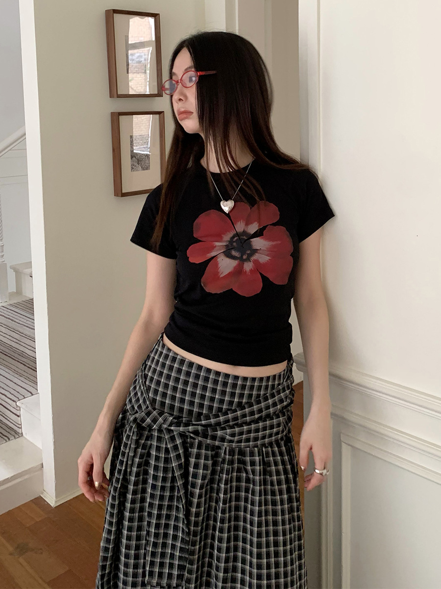 2025 Summer new women's T-shirt new spicy girl color blocked flower graffiti print slim fit back hollow bow short sleeved T-shirt new designer T-