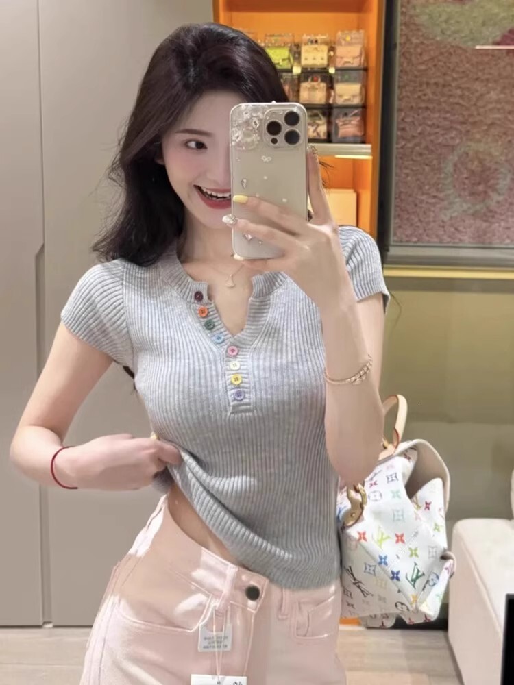 2025 Summer new women's T-shirt color button V-neck knitted short sleeved women's T-shirt summer new slim fit knitted top new designer T-shi