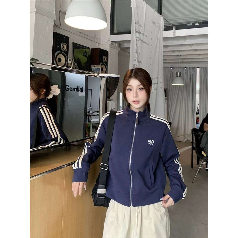 Academy Style Embroidered Bow Three Stripes Sweatshirt For Women 23024 Autumn Edition Stand Collar Zipper Sports Jacket B5