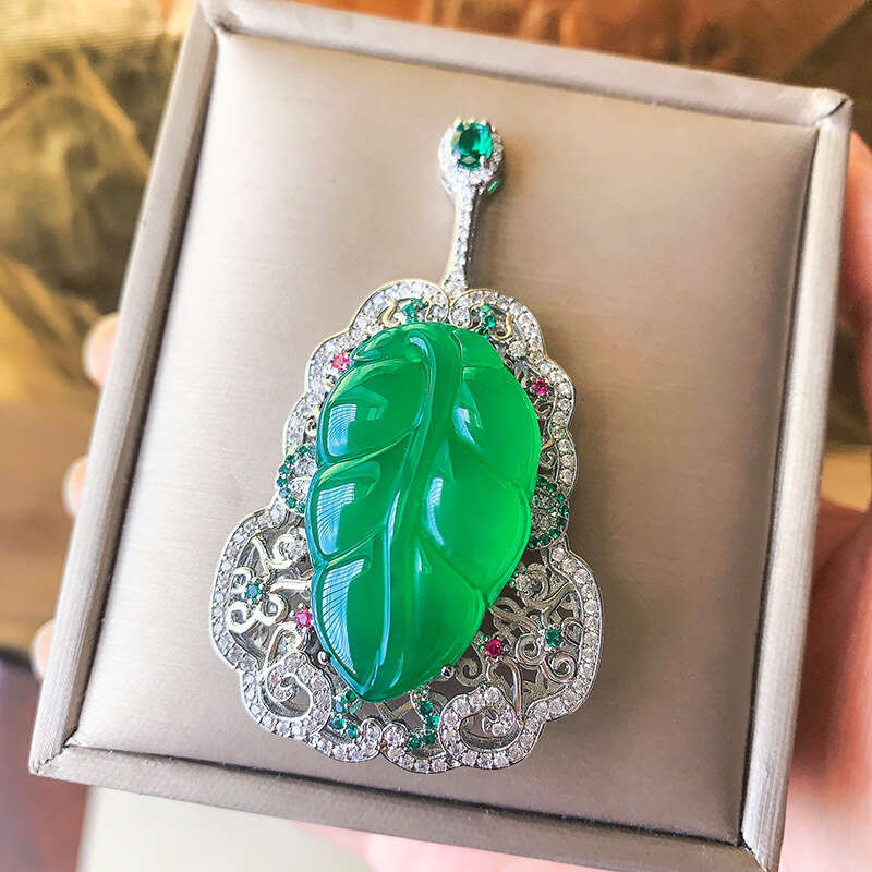 Autumn Winter New Chinese Style Imperial Green Pipa Brooch For Women High-End Women's Anti-Exposure Pin Coat Accessory 515