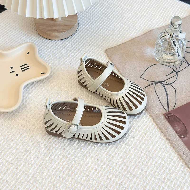 Princess Style Hollow Out Soft Bottom Willow Branch Childrens Single Shoes Summer New Arrival Sweet Sandals for Girls R250707