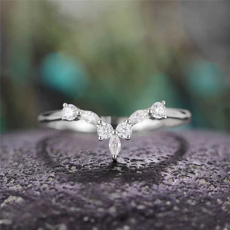 New 925 Sterling Silver Bridal Rings for Women Wedding Ceremony Party Fancy V Design Ring Dazzling CZ Stone Female Jewelry Gifts XJ250707