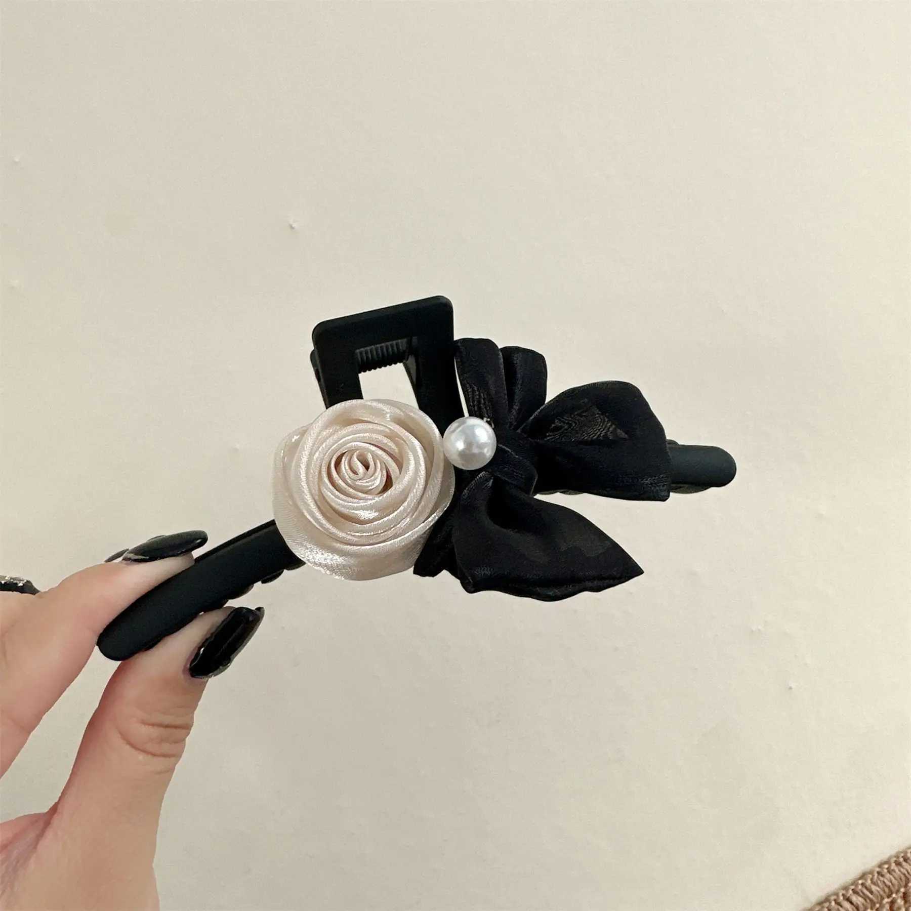 1pc elegant camellia bow imitation pearl hair clip high-end temperament chic style hair grip Korean style fabric hair claw Z250707