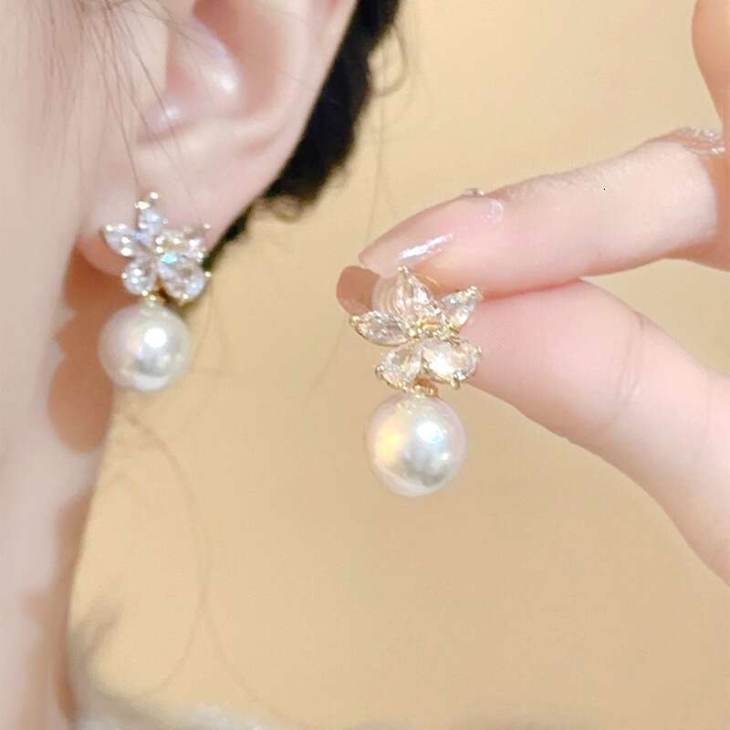 DHcollections Summer Zircon Flower for Women, Light , Niche, High-End, Simple, Elegant Pearl Earrings