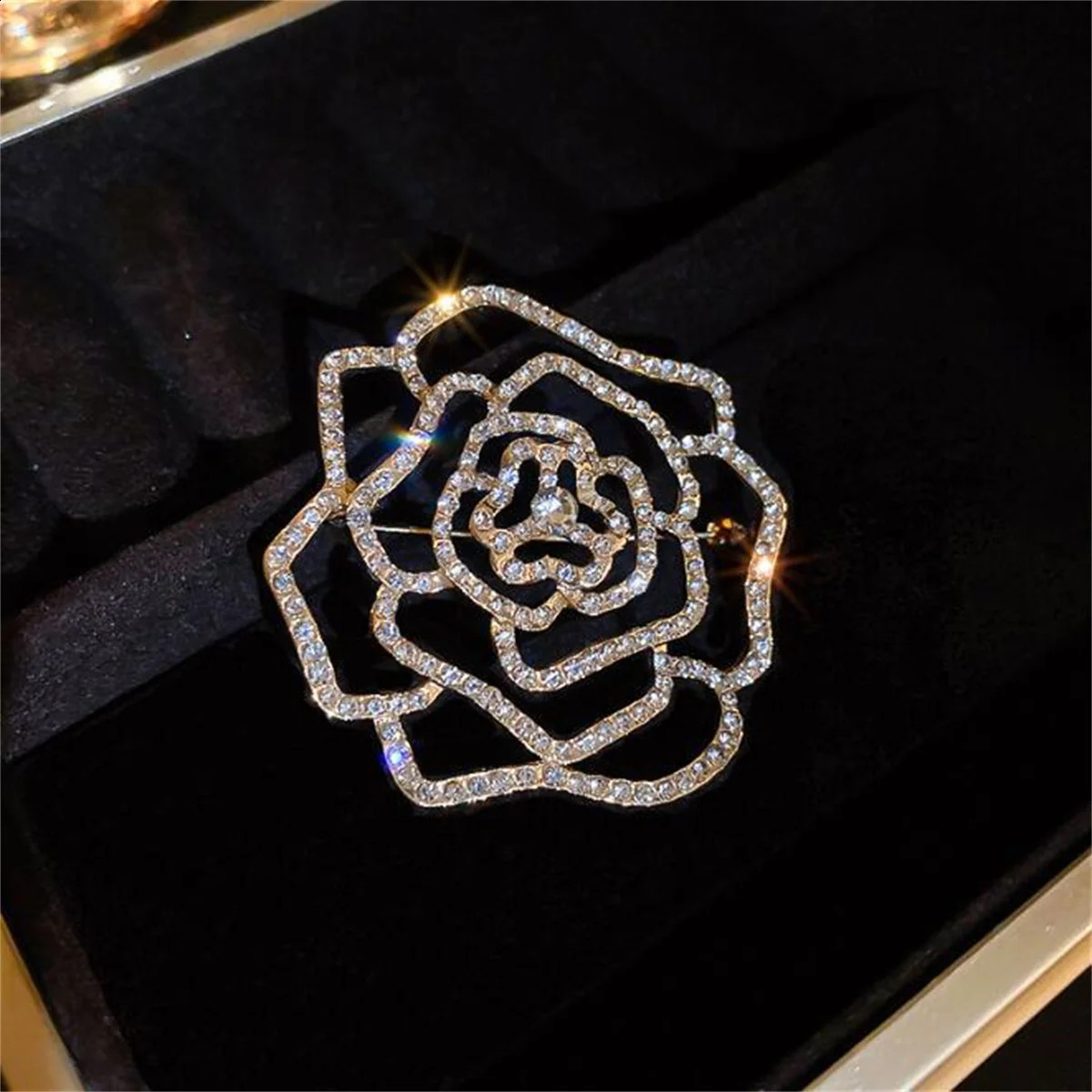 Elegant Rose Brooch Alloy Shining Mens and Womens Jewelry Wedding Party Gift Fashion Decoration Clothing Accessories y2k 2024 250625