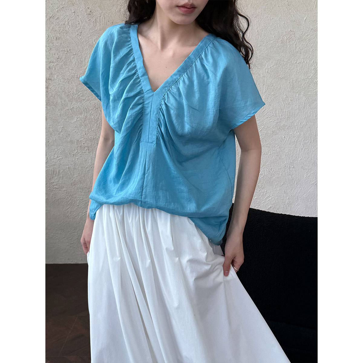 2025 Summer new women's T-shirt Korean style flowing sleeves V-neck women's shirt Summer new niche design shirt New designer T-shirt
