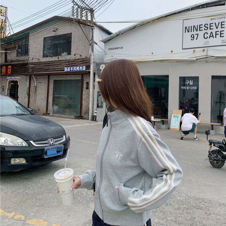 Academy Style Embroidered Bow Three Stripes Sweatshirt For Women 23024 Autumn Edition Stand Collar Zipper Sports Jacket B5